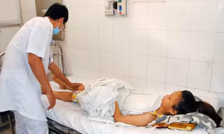 Bệnh nhân đang điều trị do rắn lục đuôi đỏ tấn công. Ảnh: Kh.Uyên.
