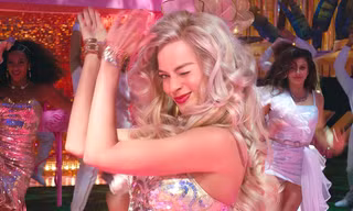 Ngắm tạo hình ngọt ngào của "Barbie" Margot Robbie bên cạnh Ryan Gosling và Simu Liu