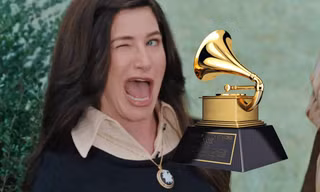 Phản diện "xịn" nhất Marvel Studio: Hết ôm giải thưởng phim ảnh, giờ "tia" luôn cả Grammys