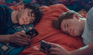 Trailer "Heartstopper 2" đánh dấu nấc thang trưởng thành của cặp đôi Nick - Charlie