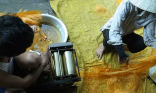 Làm miến bằng... chân đất bẩn, phơi ở bãi tha ma