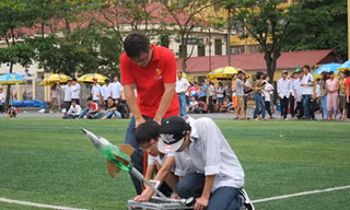 Học sinh Hà Nội thi bắn tên lửa nước