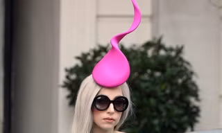 Sốc với mũ hình 'tinh binh' của dị nữ Lady Gaga