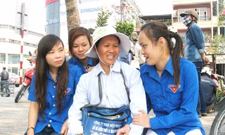 Áo xanh tình nguyện tâm tình với người lang thang bán vé số. Ảnh: Hoài Văn
