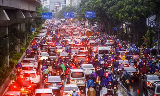 Mưa tầm tã, đường phố Hà Nội tắc 'không lối thoát'