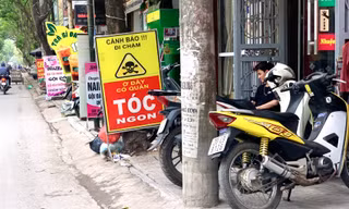 Cận cảnh vỉa hè các tuyến phố còn tồn tại vi phạm bị 'bêu tên' ở Hà Nội