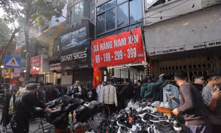 Người dân Thủ đô đổ xô mua quần áo, giày dép thanh lý chiều 30 Tết