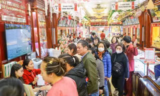 Người Hà Nội đổ xô mua bán vàng với giá cao chót vót 