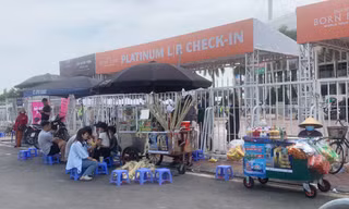 Hốt bạc nhờ các dịch vụ quanh 'chợ vé' trước cổng SVĐ Mỹ Đình