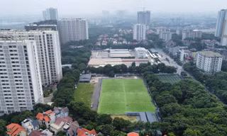 Nơi học sinh đông nhất Thủ đô: Đất trường học thành sân bóng, khu bắn cung thu tiền