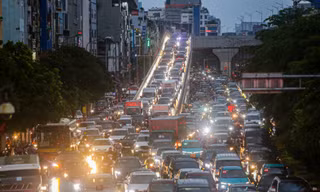 Người Hà Nội chật vật tìm lối thoát trong mưa dông giăng kín trời 