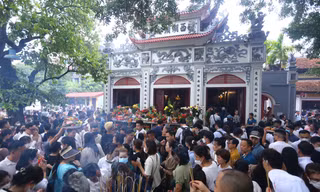 Phủ Tây Hồ đông nghẹt trong ngày đầu tiên của tháng 'cô hồn'