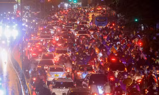 Đường phố Hà Nội tắc không lối thoát lúc tan tầm, người dân hối hả ‘tìm đường’ về nhà