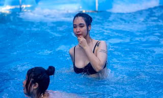 Công viên nước Hồ Tây đông nghịt người đến giải nhiệt trong ngày 2/9