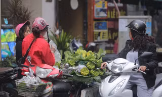Người Hà Nội tất bật sắm lễ cúng Rằm tháng Giêng