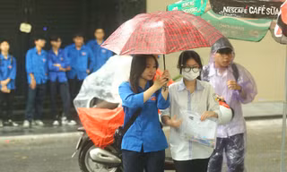 'Áo xanh' tình nguyện đội mưa, che ô cho thí sinh vào phòng thi