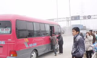 Không chỉ nhồi nhét, nhiều xe khi chạy trên QL 1 còn liên tục bắt khách Ảnh: Trọng Đảng