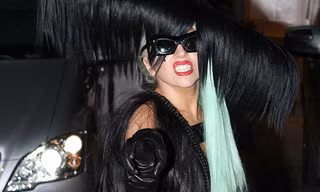 Lady Gaga lại gây sốc với váy làm bằng tóc giả