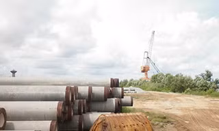 Cảng trăm tỉ đồng “đắp chiếu”
