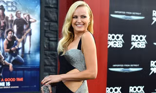Ngỡ ngàng với váy xẻ táo bạo của kiều nữ Hollywood