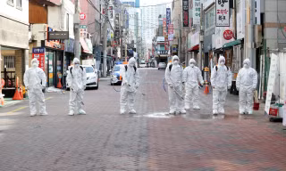 Nhân viên y tế khử trùng ở TP Daegu. (Ảnh: Yonhap)