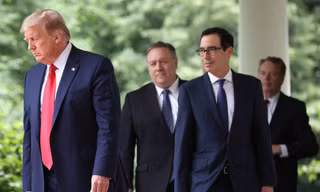 Tổng thống Mỹ Donald Trump và các trợ lý. (Ảnh: Getty Images)