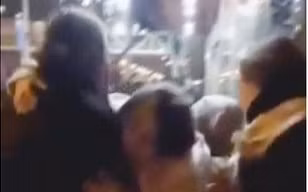 Một phụ nữ được cho là người trúng đạn của cảnh sát;. (Ảnh cắt từ clip)