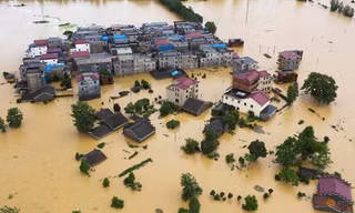 Nhà cửa và ruộng đồng ở tỉnh Giang Tây ngập trong nước hôm 8/7. (Ảnh: China Daily)