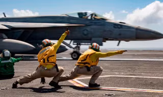 Các thủy thủ Mỹ trên tàu sân bay USS Ronald Reagan. (Ảnh: US Navy)
