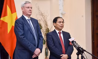 Thứ trưởng Ngoại giao Nguyễn Thanh Sơn và Thứ trưởng Ngoại giao Nga Vladimir Titov. (Ảnh: Mofa)
