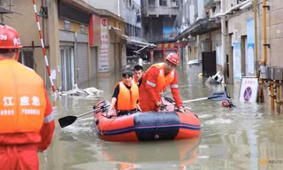 Lực lượng cứu hộ sơ tán dân ở tỉnh Tứ Xuyên ngày 18/8. (Ảnh: Reuters)