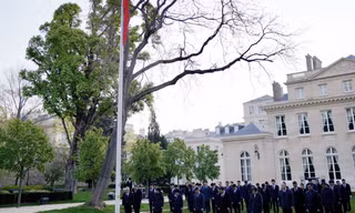 Đại sứ quán Trung Quốc tại Paris treo cờ rủ ngày 4/4 để tưởng nhớ những người đã chết vì COVID-19. (Ảnh: Xinhua)