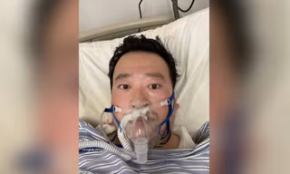 Bác sĩ Li Wenliang trong phòng chăm sóc tích cực. (Ảnh: CNN)