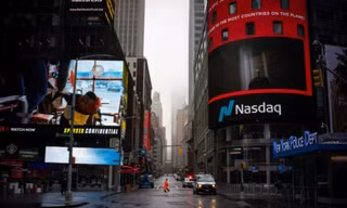 Trước trụ sở sàn Nasdaq trên Quảng trường Thời đại vắng hoe hôm 29/3 vì phong tỏa. (Ảnh: Reuters)