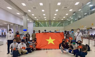 Nhóm công đân được đưa về từ Sri Lanka. (Ảnh: Mofa)