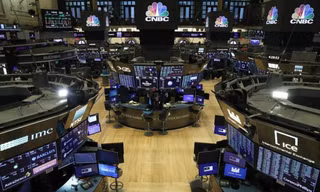 Bên trong sàn chứng khoán New York ngày 19/3. (Ảnh: Reuters)