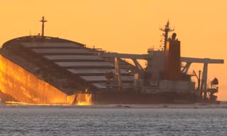 Con tàu MV Wakashio bị gãy đôi sau khi mắc cạn. (Ảnh: BBC)