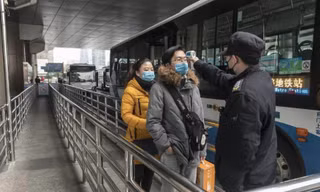 Kiểm tra thân nhiệt khách đi tàu ở Thượng Hải. (Ảnh: Bloomberg)