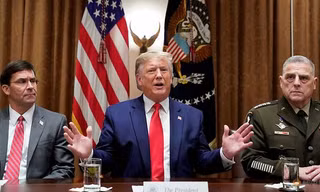 Tổng thống Mỹ Donald Trump (giữa) cùng Bộ trưởng Quốc phòng Mỹ Mark Esper (bìa trái) và Chủ tịch Hội đồng tham mưu trưởng Mark Milley trong một cuộc họp ở Nhà Trắng vào tháng 10/2019. (Ảnh: Reuters)