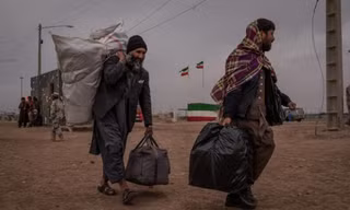 Một số người Afghanistan trở về từ Iran để tránh COVID-19. (Ảnh: NYT)