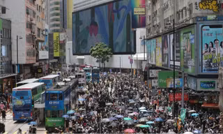 Người Hong Kong xuống đường biểu tình cuối tuần qua để phản đối luật an ninh quốc gia mới. (Ảnh: SCMP)