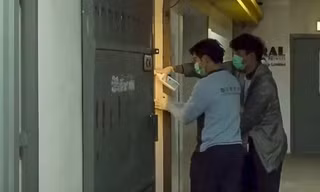 Khử trùng tại một ổ dịch ở Hong Kong. (Ảnh: SCMP)