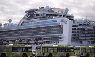 Hành khách trên du thuyền Diamond Princess bắt đầu được lên bờ. (Ảnh: AP)