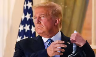 Ông Trump tháo khẩu trang sau khi xuất viện. (Ảnh: Reuters)