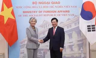 Phó Thủ tướng Phạm Bình Minh đón tiếp Ngoại trưởng Hàn Quốc Kang Kyung Wha. (Ảnh: Mofa)