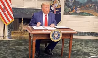 Hình ảnh ông Trump dùng chiếc bàn tí hon được lan truyền trên Twitter