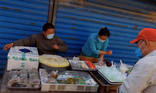 Một cửa hàng bán đồ ăn trên phố ở Bắc Kinh ngày 24/4. (Ảnh: Reuters)