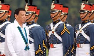 Tổng thống Philippines Rodrigo Duterte đi qua đội cận vệ. (Ảnh: Reuters)