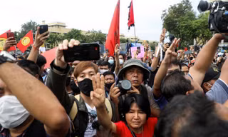 Người biểu tình trên đường phố Bangkok ngày 14/10. (Ảnh: Reuters)