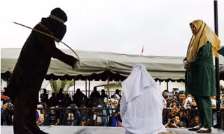 Aceh áp dụng hình phạt đánh roi với nhiều tội danh. (Ảnh: Jakarta Post)